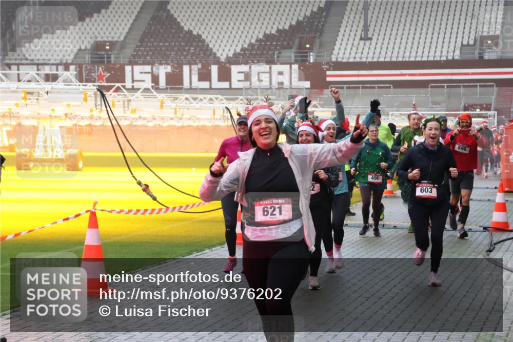 07.12.2025 - St. Pauli X-Mass-Run No. 15 Luisa Fischer http://msf.ph/oto/9376202 07.12.2025 11:07:47 Ziel 15, 621, 490, 603, 596, 77, 281, 315, 332, 342, 344, 377, 476, 490, 591, 596, 603, 621, 622, 623, 673, 688, 781, 1202, 1206, 1233, 1235, 1509, 1585, 1587, 1634, 1666, 1751, 1824, 1861, 1862, 1866, 1910, 2403, 2693, 5008 meine-sportfotos.de