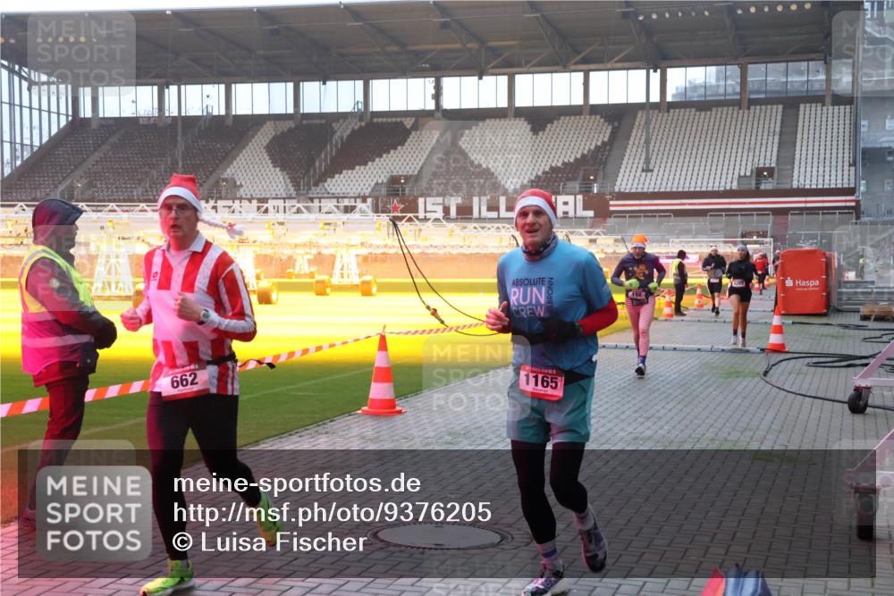 07.12.2025 - St. Pauli X-Mass-Run No. 15 Luisa Fischer http://msf.ph/oto/9376205 07.12.2025 09:57:02 Ziel 662, 198, 4209, 5, 1165, 198, 497, 662, 1116, 1165, 1483, 1530, 2861, 3255, 4208, 4209 meine-sportfotos.de