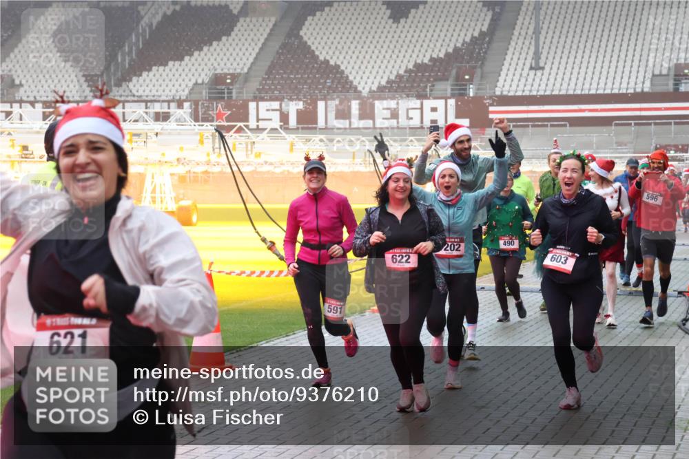 07.12.2025 - St. Pauli X-Mass-Run No. 15 Luisa Fischer http://msf.ph/oto/9376210 07.12.2025 11:07:48 Ziel 621, 591, 622, 202, 490, 603, 596, 77, 281, 315, 332, 342, 344, 377, 476, 490, 591, 596, 603, 621, 622, 623, 673, 688, 781, 1202, 1206, 1233, 1235, 1509, 1585, 1587, 1634, 1666, 1751, 1824, 1861, 1862, 1866, 1910, 2403, 2693, 5008 meine-sportfotos.de