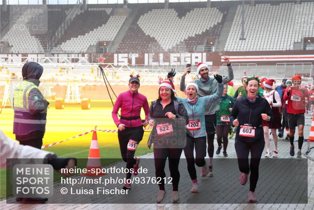 07.12.2025 - St. Pauli X-Mass-Run No. 15 Luisa Fischer http://msf.ph/oto/9376212 07.12.2025 11:07:48 Ziel 591, 622, 1202, 490, 603, 596, 77, 281, 315, 332, 342, 344, 377, 476, 490, 591, 596, 603, 621, 622, 623, 673, 688, 781, 1202, 1206, 1233, 1235, 1509, 1585, 1587, 1634, 1666, 1751, 1824, 1861, 1862, 1866, 1910, 2403, 2693, 5008 meine-sportfotos.de