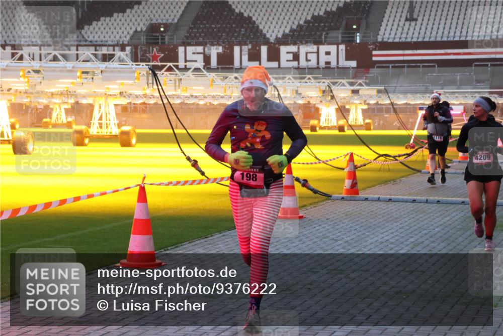 07.12.2025 - St. Pauli X-Mass-Run No. 15 Luisa Fischer http://msf.ph/oto/9376222 07.12.2025 09:57:05 Ziel 5, 198, 1116, 4209, 198, 497, 662, 1116, 1165, 1483, 1530, 2861, 3255, 4208, 4209 meine-sportfotos.de