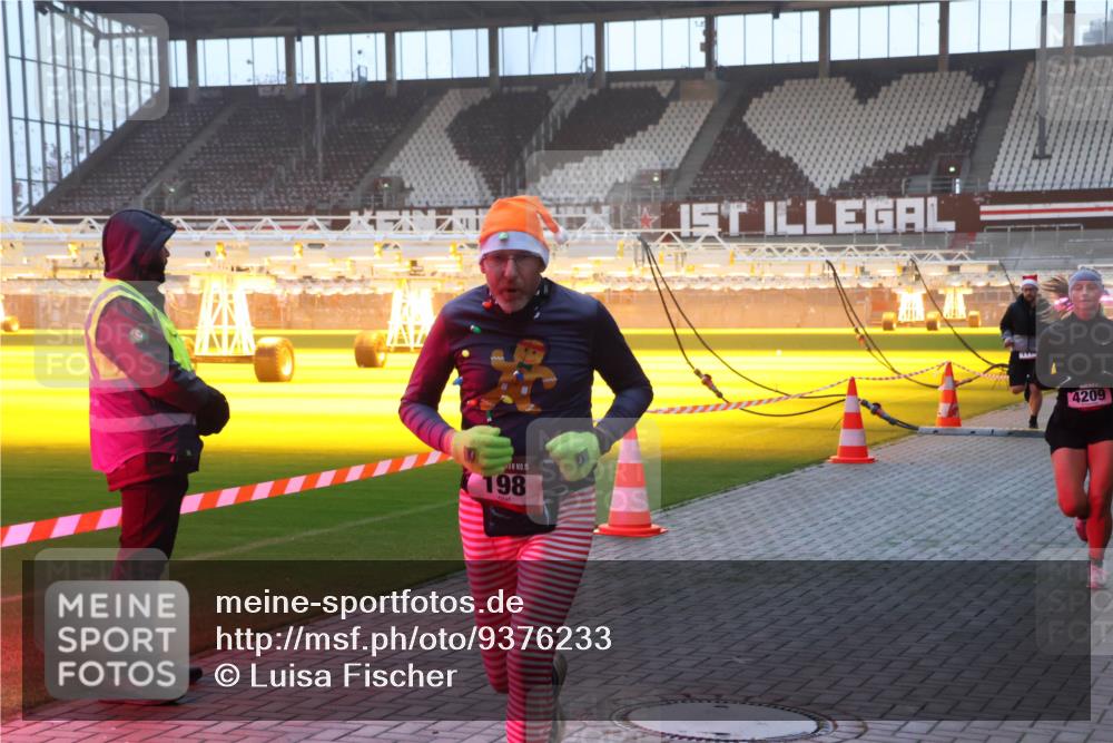 07.12.2025 - St. Pauli X-Mass-Run No. 15 Luisa Fischer http://msf.ph/oto/9376233 07.12.2025 09:57:06 Ziel 15, 198, 4209, 198, 497, 662, 1116, 1165, 1483, 1530, 2861, 3255, 4208, 4209 meine-sportfotos.de