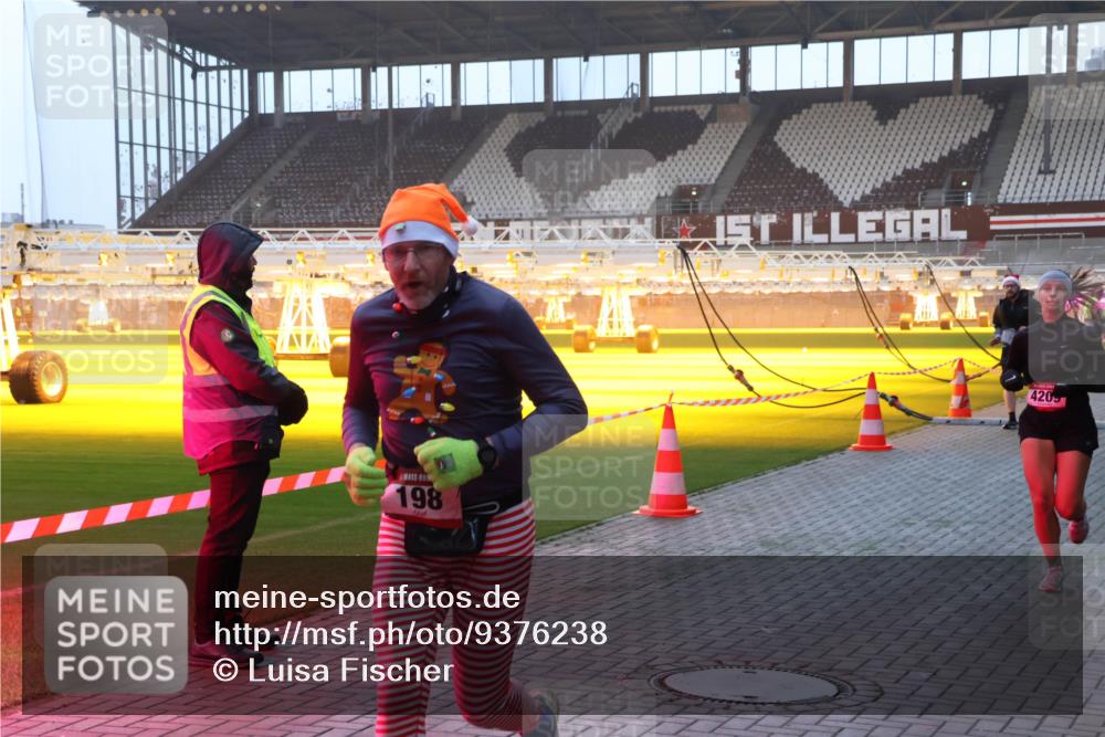 07.12.2025 - St. Pauli X-Mass-Run No. 15 Luisa Fischer http://msf.ph/oto/9376238 07.12.2025 09:57:06 Ziel 198, 420, 198, 497, 662, 1116, 1165, 1483, 1530, 2861, 3255, 4208, 4209 meine-sportfotos.de