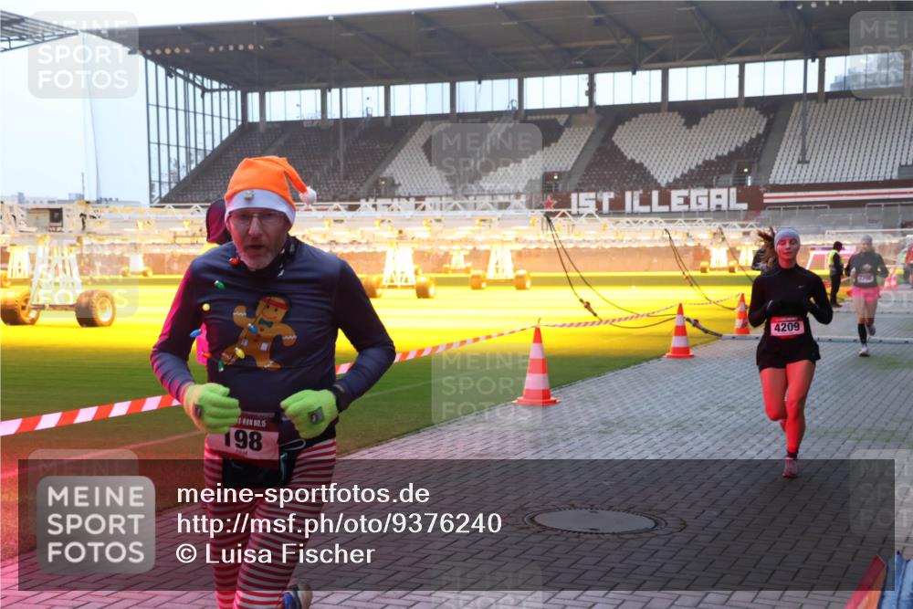 07.12.2025 - St. Pauli X-Mass-Run No. 15 Luisa Fischer http://msf.ph/oto/9376240 07.12.2025 09:57:07 Ziel 15, 198, 4209, 4204, 198, 497, 662, 1116, 1165, 1483, 2861, 3255, 4208, 4209 meine-sportfotos.de