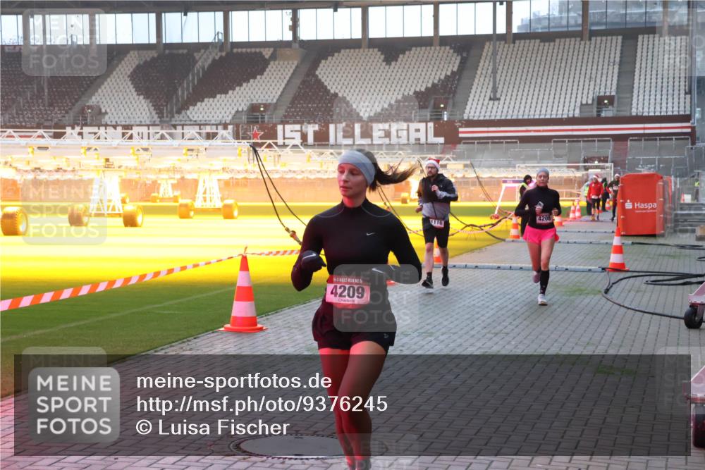 07.12.2025 - St. Pauli X-Mass-Run No. 15 Luisa Fischer http://msf.ph/oto/9376245 07.12.2025 09:57:08 Ziel 4209, 116, 4208, 198, 497, 662, 1116, 1165, 1483, 2861, 3255, 4208, 4209 meine-sportfotos.de