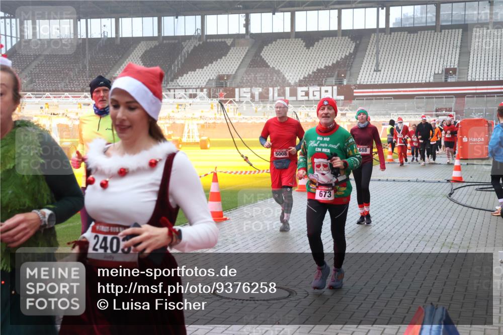 07.12.2025 - St. Pauli X-Mass-Run No. 15 Luisa Fischer http://msf.ph/oto/9376258 07.12.2025 11:07:54 Ziel 2403, 5008, 673, 688, 77, 271, 273, 281, 315, 332, 342, 344, 377, 389, 397, 476, 490, 591, 596, 603, 621, 622, 623, 673, 688, 781, 1202, 1206, 1233, 1235, 1439, 1441, 1509, 1585, 1587, 1634, 1666, 1751, 1812, 1824, 1861, 1862, 1866, 1910, 2403, 2693, 5008 meine-sportfotos.de