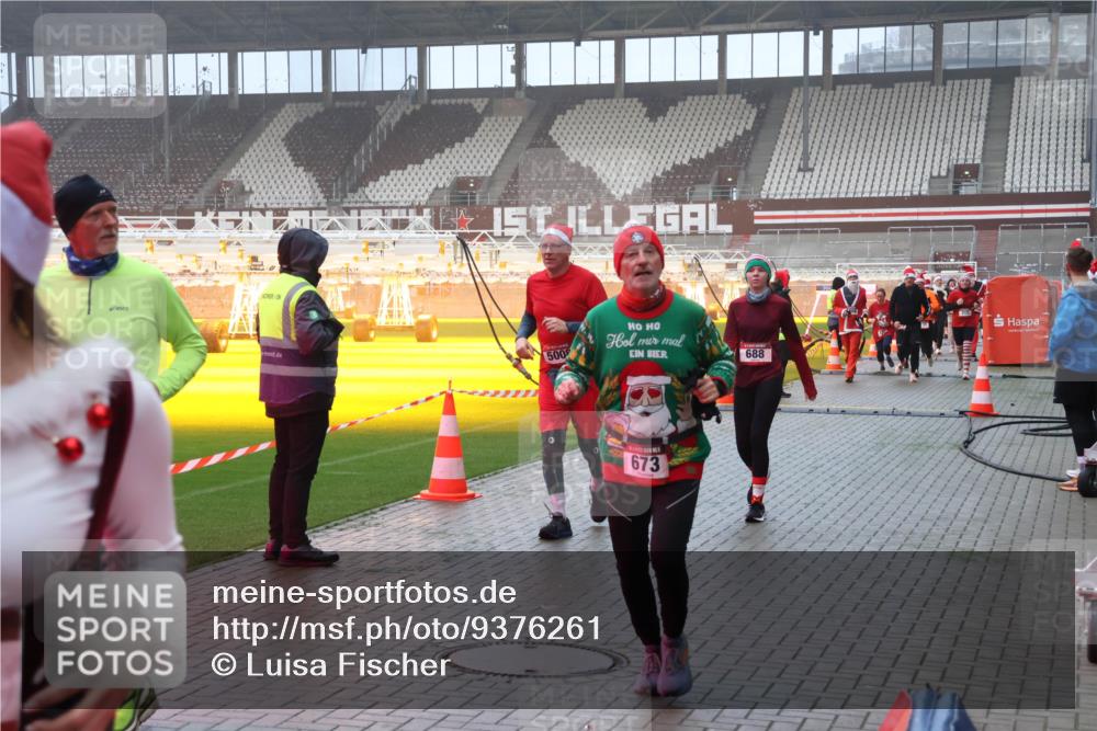 07.12.2025 - St. Pauli X-Mass-Run No. 15 Luisa Fischer http://msf.ph/oto/9376261 07.12.2025 11:07:55 Ziel 500, 673, 688, 77, 271, 273, 281, 315, 332, 342, 344, 377, 389, 397, 476, 490, 591, 596, 603, 621, 622, 623, 673, 688, 781, 1202, 1206, 1233, 1235, 1439, 1441, 1509, 1585, 1587, 1634, 1666, 1751, 1812, 1824, 1861, 1862, 1866, 1910, 2403, 2693, 5008 meine-sportfotos.de