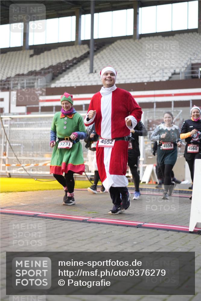 07.12.2025 - St. Pauli X-Mass-Run No. 15 Patografie http://msf.ph/oto/9376279 07.12.2025 10:05:31 Ziel 123, 363, 385, 543, 668, 945, 950, 1215, 1222, 1316, 1374, 3231, 3386, 4552, 4555, 4556, 4558, 4559, 4560 meine-sportfotos.de