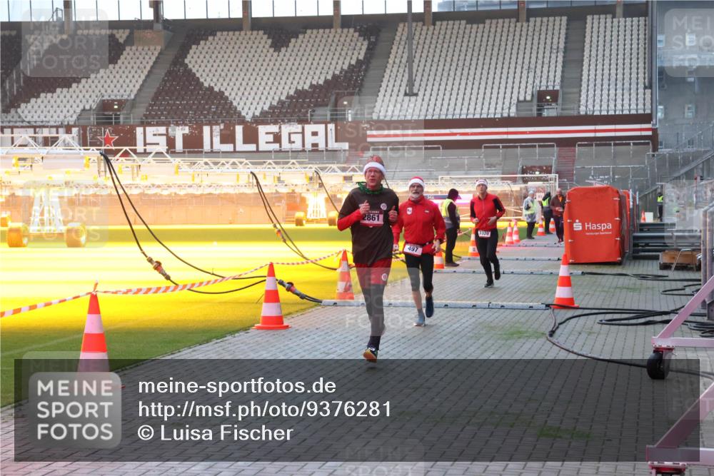 07.12.2025 - St. Pauli X-Mass-Run No. 15 Luisa Fischer http://msf.ph/oto/9376281 07.12.2025 09:57:25 Ziel 2861, 497, 3320, 198, 497, 662, 1116, 1165, 2861, 3255, 3320, 4032, 4208, 4209 meine-sportfotos.de