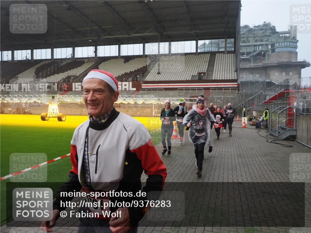 07.12.2025 - St. Pauli X-Mass-Run No. 15 Fabian Wolf http://msf.ph/oto/9376283 07.12.2025 10:05:22 Ziel 114, 543, 668, 950, 1121, 1316, 1374, 1481, 1661, 1761, 3186, 3386, 4036, 4556, 4558 meine-sportfotos.de
