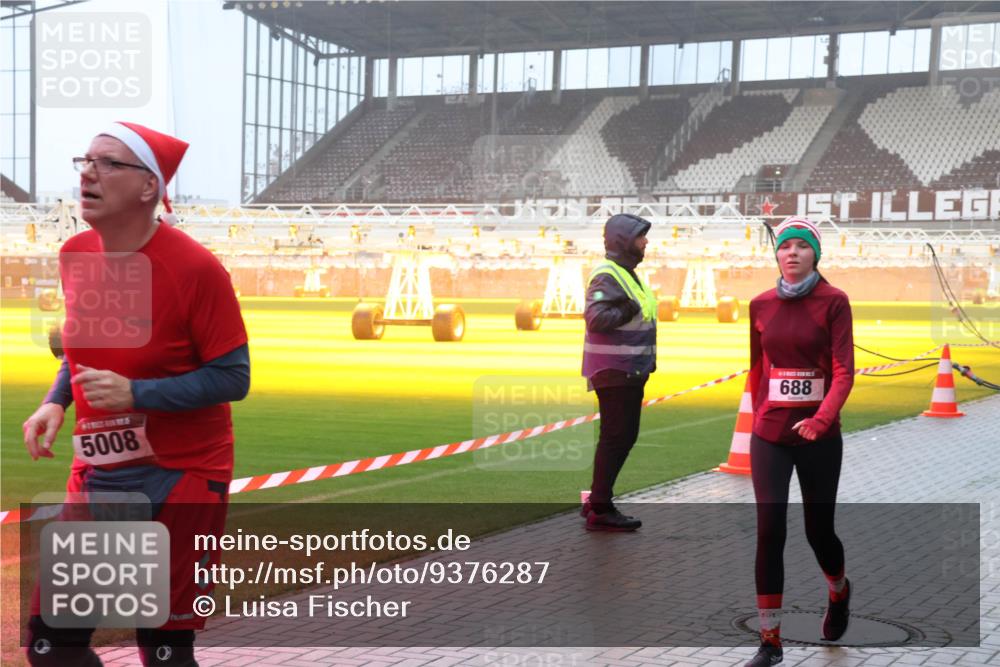 07.12.2025 - St. Pauli X-Mass-Run No. 15 Luisa Fischer http://msf.ph/oto/9376287 07.12.2025 11:07:58 Ziel 5008, 688, 77, 271, 273, 281, 286, 293, 315, 332, 342, 344, 377, 389, 397, 476, 490, 591, 596, 603, 621, 622, 623, 673, 688, 781, 1202, 1206, 1233, 1235, 1378, 1381, 1382, 1383, 1439, 1441, 1460, 1509, 1585, 1587, 1812, 1824, 1861, 1862, 1866, 1910, 2403, 2693, 5008 meine-sportfotos.de