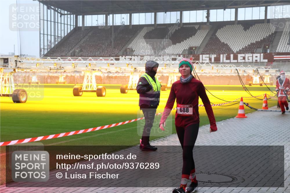 07.12.2025 - St. Pauli X-Mass-Run No. 15 Luisa Fischer http://msf.ph/oto/9376289 07.12.2025 11:07:58 Ziel 688, 1866, 77, 271, 273, 281, 286, 293, 315, 332, 342, 344, 377, 389, 397, 476, 490, 591, 596, 603, 621, 622, 623, 673, 688, 781, 1202, 1206, 1233, 1235, 1378, 1381, 1382, 1383, 1439, 1441, 1460, 1509, 1585, 1587, 1812, 1824, 1861, 1862, 1866, 1910, 2403, 2693, 5008 meine-sportfotos.de