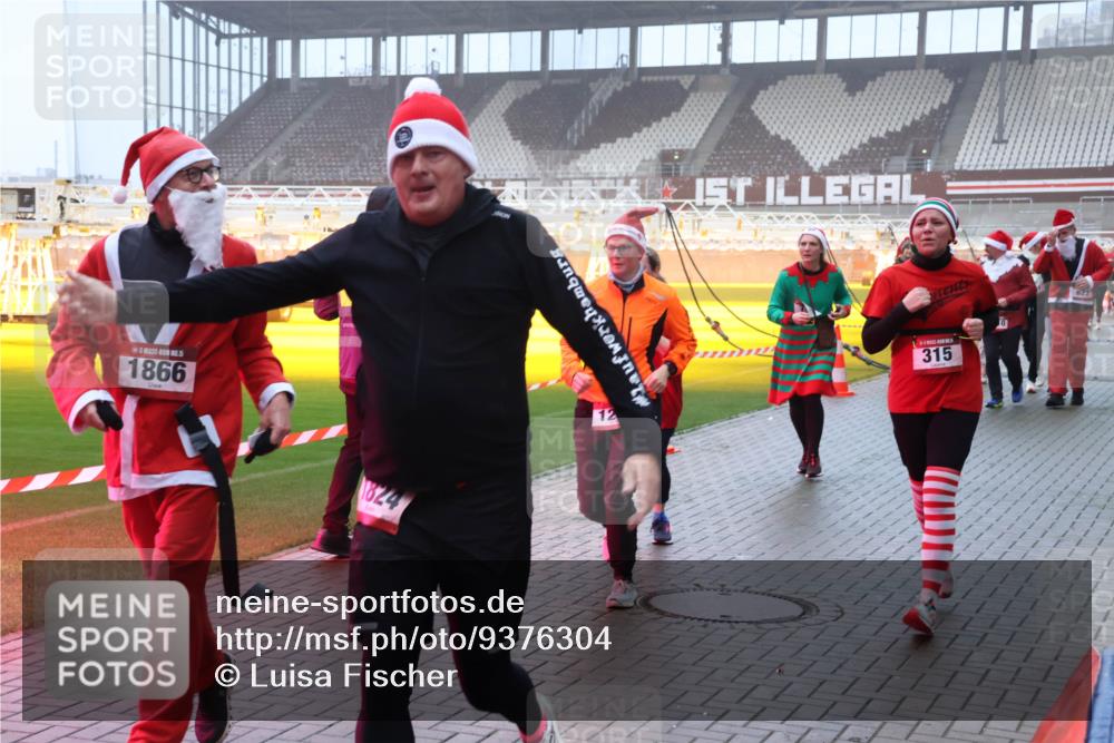 07.12.2025 - St. Pauli X-Mass-Run No. 15 Luisa Fischer http://msf.ph/oto/9376304 07.12.2025 11:08:05 Ziel 1866, 1824, 12, 315, 77, 271, 273, 281, 286, 293, 315, 332, 342, 344, 377, 389, 397, 476, 490, 591, 596, 603, 621, 622, 623, 653, 673, 688, 772, 774, 781, 1107, 1123, 1129, 1202, 1206, 1233, 1235, 1378, 1381, 1382, 1383, 1439, 1441, 1460, 1509, 1520, 1585, 1587, 1812, 1824, 1866, 1910, 2403, 2693, 5008 meine-sportfotos.de