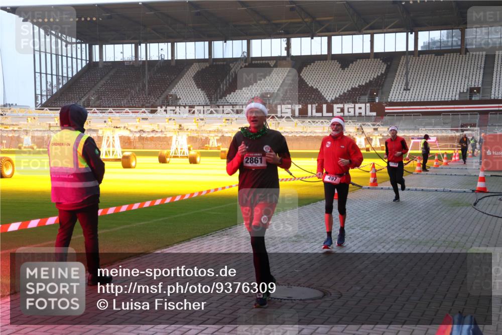 07.12.2025 - St. Pauli X-Mass-Run No. 15 Luisa Fischer http://msf.ph/oto/9376309 07.12.2025 09:57:28 Ziel 2861, 497, 3320, 198, 497, 662, 1116, 1165, 2861, 3320, 4032, 4208, 4209 meine-sportfotos.de