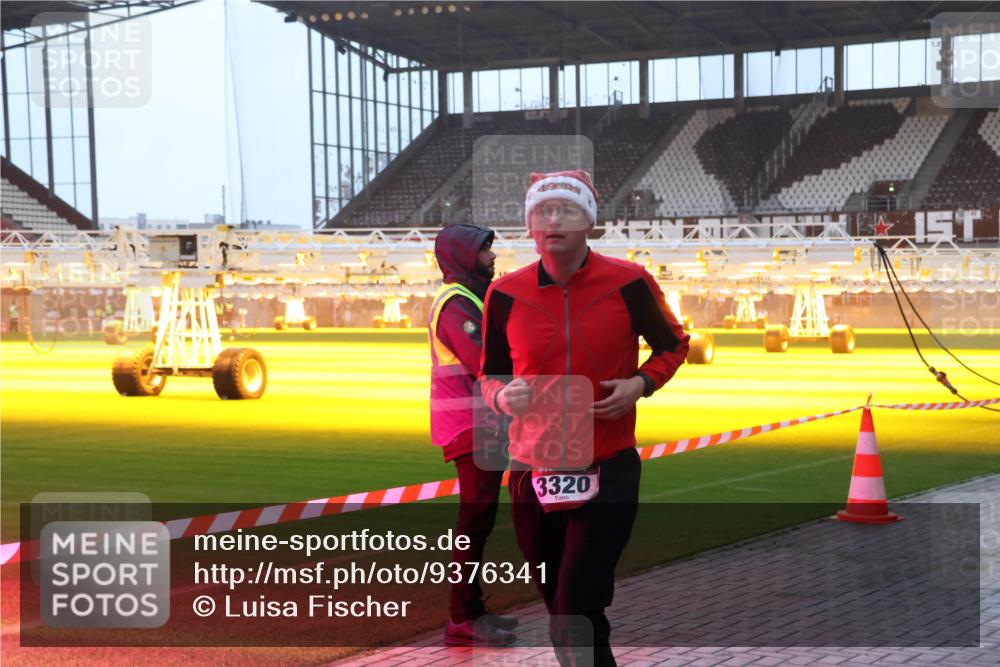 07.12.2025 - St. Pauli X-Mass-Run No. 15 Luisa Fischer http://msf.ph/oto/9376341 07.12.2025 09:57:33 Ziel 49, 3320, 198, 497, 632, 662, 1116, 1165, 2861, 3320, 4032, 4208, 4209 meine-sportfotos.de