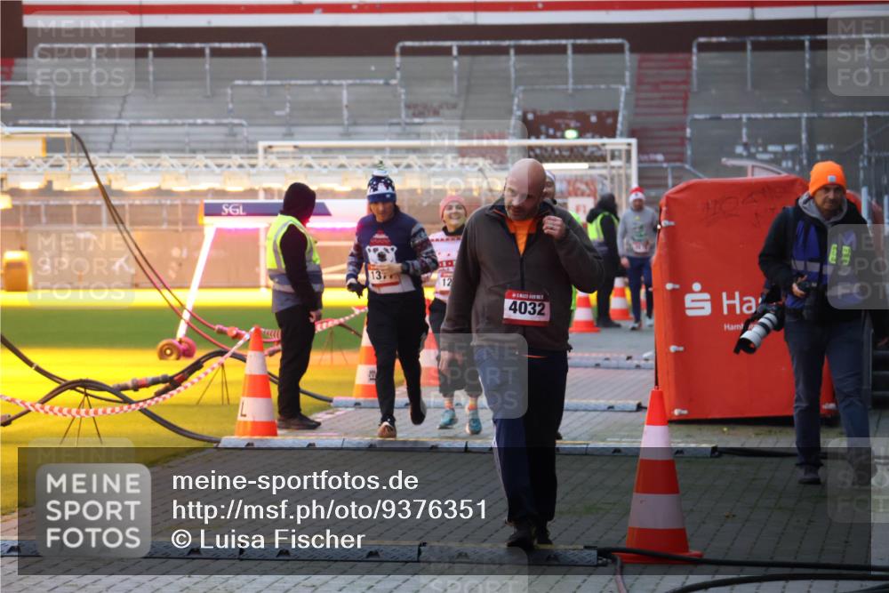 07.12.2025 - St. Pauli X-Mass-Run No. 15 Luisa Fischer http://msf.ph/oto/9376351 07.12.2025 09:57:41 Ziel 13, 12, 4032, 497, 632, 1116, 1292, 1293, 1377, 1395, 2678, 2861, 3320, 4032, 4208 meine-sportfotos.de
