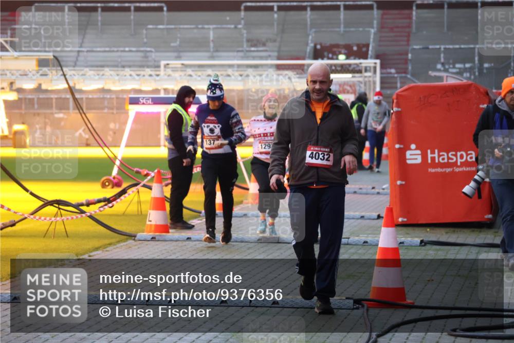 07.12.2025 - St. Pauli X-Mass-Run No. 15 Luisa Fischer http://msf.ph/oto/9376356 07.12.2025 09:57:42 Ziel 137, 129, 4032, 497, 632, 1116, 1292, 1293, 1377, 1395, 2678, 2861, 3320, 4032 meine-sportfotos.de