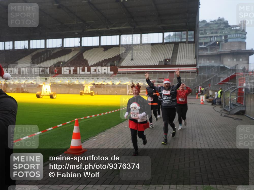 07.12.2025 - St. Pauli X-Mass-Run No. 15 Fabian Wolf http://msf.ph/oto/9376374 07.12.2025 10:05:25 Ziel 114, 543, 668, 950, 1121, 1316, 1374, 1481, 1661, 1761, 3186, 3386, 4036, 4556, 4558 meine-sportfotos.de