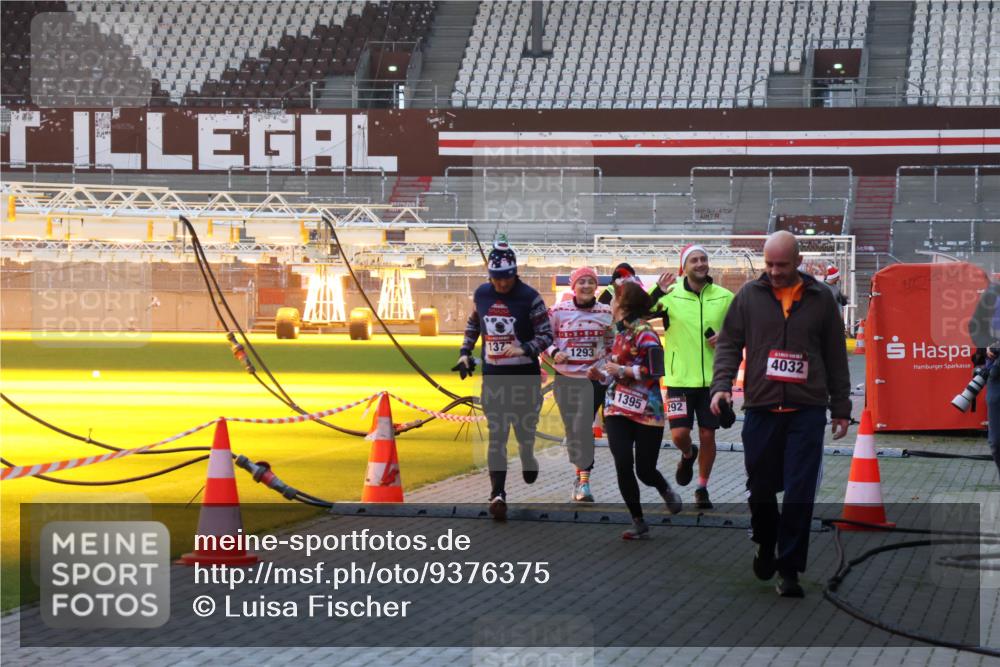 07.12.2025 - St. Pauli X-Mass-Run No. 15 Luisa Fischer http://msf.ph/oto/9376375 07.12.2025 09:57:45 Ziel 137, 1293, 1395, 292, 4032, 497, 632, 1292, 1293, 1377, 1395, 2678, 2861, 3320, 4032 meine-sportfotos.de