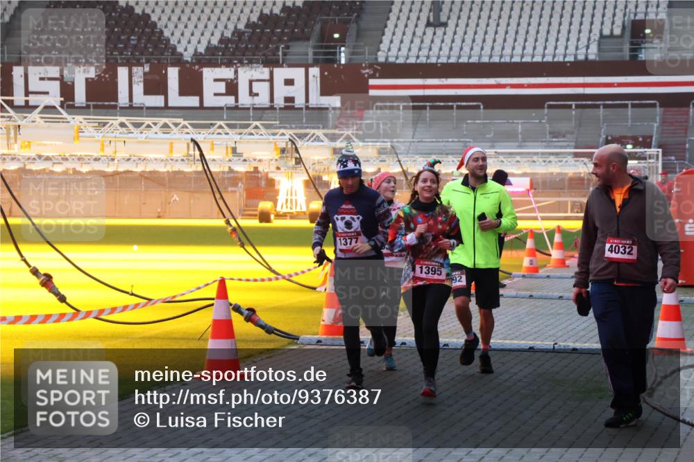 07.12.2025 - St. Pauli X-Mass-Run No. 15 Luisa Fischer http://msf.ph/oto/9376387 07.12.2025 09:57:46 Ziel 1377, 1395, 92, 4032, 497, 632, 1292, 1293, 1377, 1395, 2678, 2861, 3320, 4032 meine-sportfotos.de