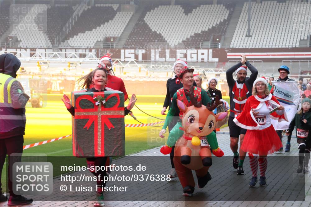 07.12.2025 - St. Pauli X-Mass-Run No. 15 Luisa Fischer http://msf.ph/oto/9376388 07.12.2025 11:08:22 Ziel 38, 138, 378, 4815, 77, 100, 271, 273, 286, 293, 315, 332, 377, 389, 397, 623, 629, 635, 653, 772, 774, 1107, 1123, 1129, 1226, 1230, 1235, 1249, 1342, 1355, 1378, 1381, 1382, 1383, 1439, 1441, 1460, 1509, 1520, 1525, 1559, 1560, 1596, 1809, 1810, 1812, 1824, 1866, 1910, 2693, 4798, 4815 meine-sportfotos.de