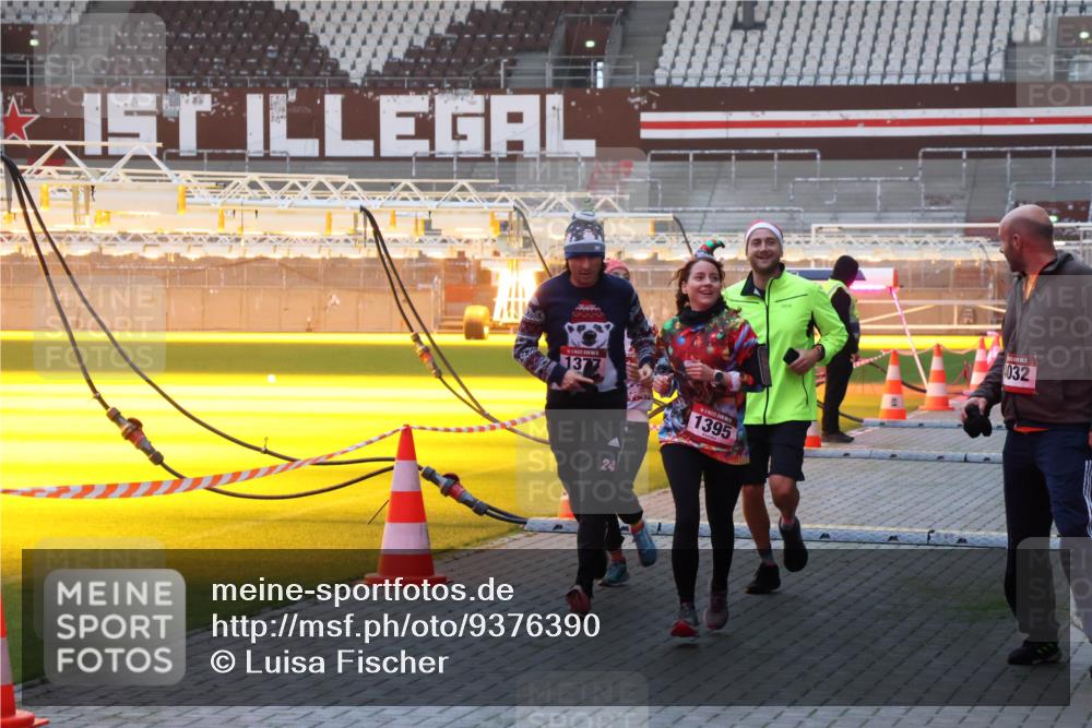 07.12.2025 - St. Pauli X-Mass-Run No. 15 Luisa Fischer http://msf.ph/oto/9376390 07.12.2025 09:57:47 Ziel 303, 137, 24, 1395, 032, 497, 632, 1292, 1293, 1377, 1395, 2678, 2861, 3320, 4032 meine-sportfotos.de
