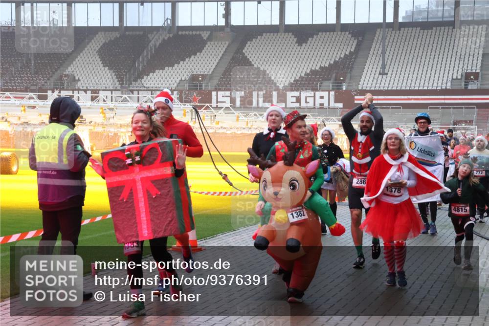 07.12.2025 - St. Pauli X-Mass-Run No. 15 Luisa Fischer http://msf.ph/oto/9376391 07.12.2025 11:08:23 Ziel 772, 1383, 1382, 286, 1378, 4815, 77, 100, 271, 273, 286, 293, 315, 332, 377, 389, 397, 623, 629, 635, 653, 772, 774, 1107, 1123, 1129, 1226, 1230, 1235, 1249, 1342, 1355, 1378, 1381, 1382, 1383, 1439, 1441, 1460, 1509, 1520, 1525, 1559, 1560, 1596, 1809, 1810, 1812, 1824, 1866, 1910, 2693, 4798, 4815 meine-sportfotos.de