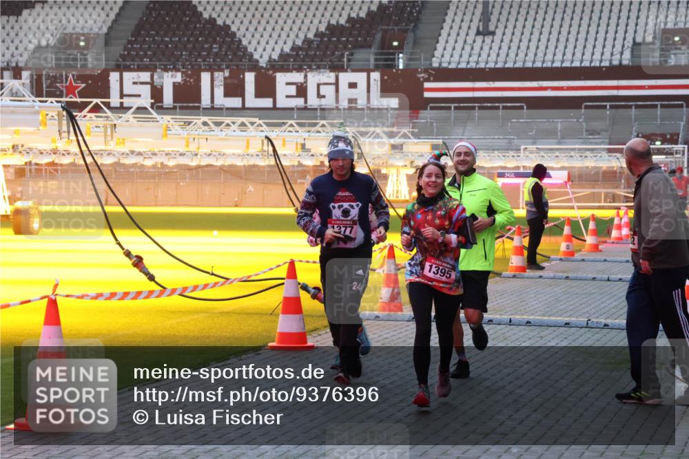 07.12.2025 - St. Pauli X-Mass-Run No. 15 Luisa Fischer http://msf.ph/oto/9376396 07.12.2025 09:57:47 Ziel 1377, 1395, 497, 632, 1292, 1293, 1377, 1395, 2678, 2861, 3320, 4032 meine-sportfotos.de