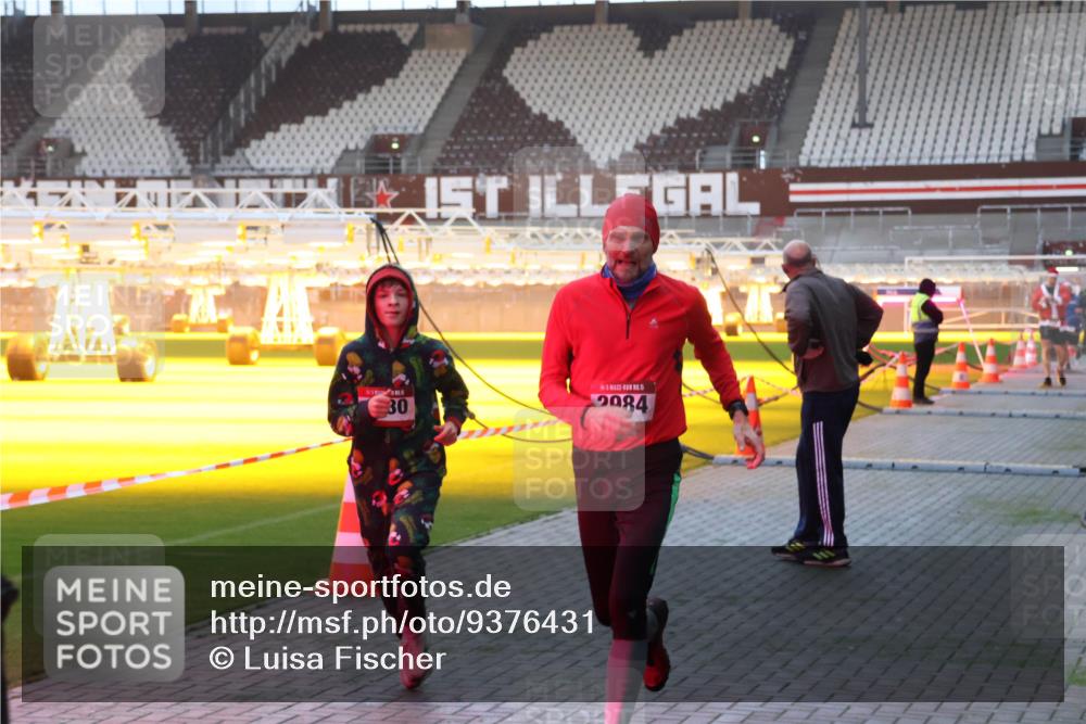 07.12.2025 - St. Pauli X-Mass-Run No. 15 Luisa Fischer http://msf.ph/oto/9376431 07.12.2025 09:58:03 Ziel 17, 30, 5, 2084, 441, 632, 1292, 1293, 1377, 1395, 2678, 2984, 4030, 4032 meine-sportfotos.de