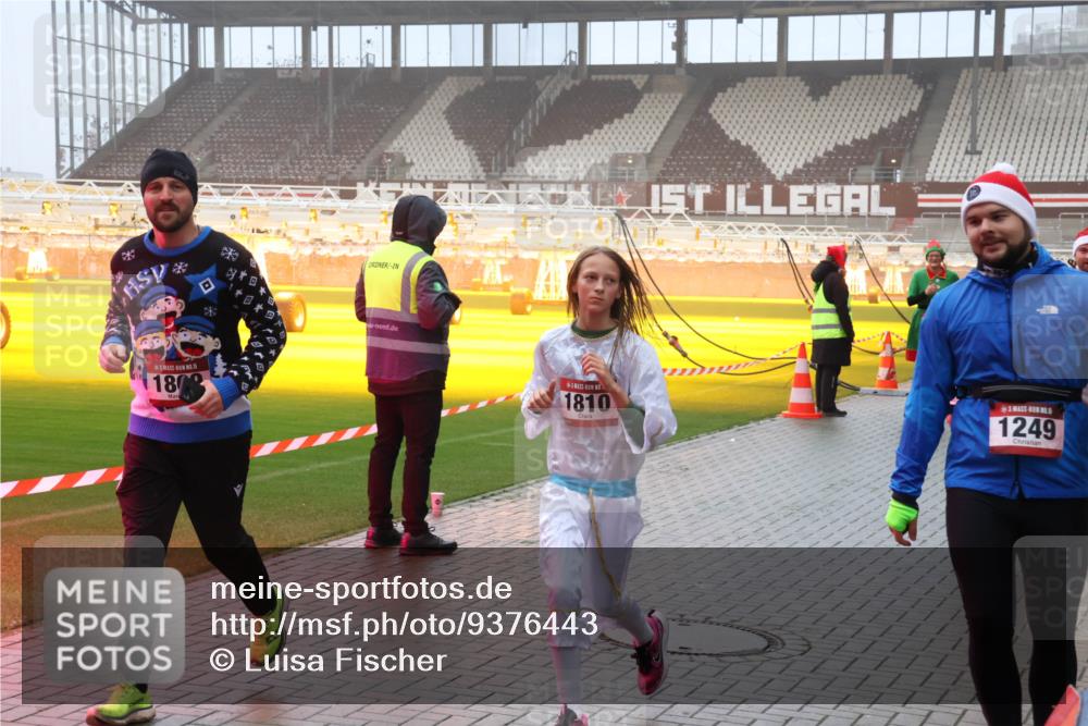 07.12.2025 - St. Pauli X-Mass-Run No. 15 Luisa Fischer http://msf.ph/oto/9376443 07.12.2025 11:08:34 Ziel 15, 1808, 1810, 1249, 100, 152, 155, 166, 271, 273, 286, 293, 389, 396, 397, 446, 629, 635, 653, 758, 772, 774, 784, 1078, 1107, 1123, 1129, 1170, 1184, 1226, 1230, 1249, 1342, 1355, 1378, 1381, 1382, 1383, 1439, 1441, 1460, 1520, 1525, 1559, 1560, 1596, 1706, 1809, 1810, 1812, 2693, 4798, 4815 meine-sportfotos.de