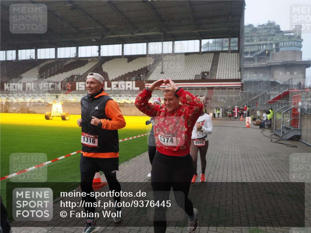 07.12.2025 - St. Pauli X-Mass-Run No. 15 Fabian Wolf http://msf.ph/oto/9376445 07.12.2025 10:05:27 Ziel 114, 543, 668, 950, 1121, 1316, 1374, 1481, 1661, 1761, 3186, 3386, 4036, 4556, 4558 meine-sportfotos.de