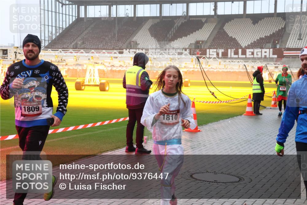 07.12.2025 - St. Pauli X-Mass-Run No. 15 Luisa Fischer http://msf.ph/oto/9376447 07.12.2025 11:08:34 Ziel 15, 1809, 1, 0, 5, 1810, 629, 100, 152, 155, 166, 271, 273, 286, 293, 389, 396, 397, 446, 629, 635, 653, 758, 772, 774, 784, 1078, 1107, 1123, 1129, 1170, 1184, 1226, 1230, 1249, 1342, 1355, 1378, 1381, 1382, 1383, 1439, 1441, 1460, 1520, 1525, 1559, 1560, 1596, 1706, 1809, 1810, 1812, 2693, 4798, 4815 meine-sportfotos.de
