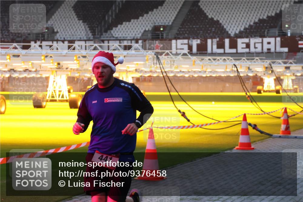 07.12.2025 - St. Pauli X-Mass-Run No. 15 Luisa Fischer http://msf.ph/oto/9376458 07.12.2025 09:58:19 Ziel 441, 441, 632, 1292, 1293, 1377, 1395, 2678, 2984, 3405, 4030 meine-sportfotos.de