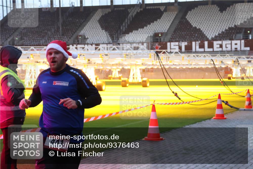 07.12.2025 - St. Pauli X-Mass-Run No. 15 Luisa Fischer http://msf.ph/oto/9376463 07.12.2025 09:58:20 Ziel 15, 441, 441, 632, 1292, 1293, 1377, 1395, 2678, 2984, 3405, 4030 meine-sportfotos.de