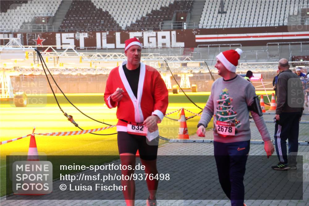07.12.2025 - St. Pauli X-Mass-Run No. 15 Luisa Fischer http://msf.ph/oto/9376498 07.12.2025 09:58:30 Ziel 632, 2678, 238, 261, 441, 1633, 1774, 2205, 2984, 3405, 3515, 4030 meine-sportfotos.de