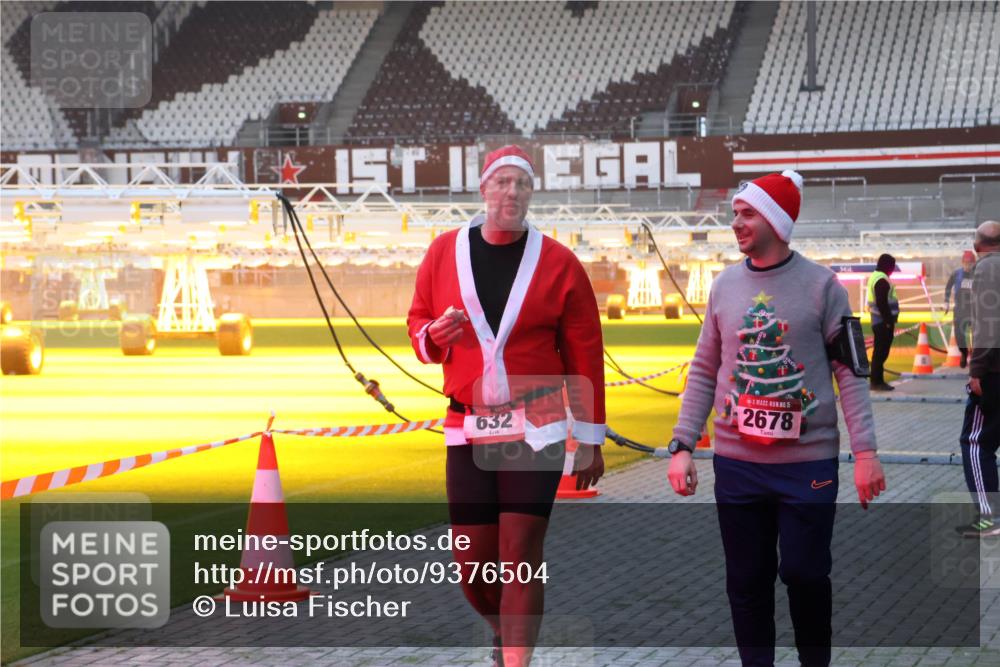 07.12.2025 - St. Pauli X-Mass-Run No. 15 Luisa Fischer http://msf.ph/oto/9376504 07.12.2025 09:58:30 Ziel 632, 15, 2678, 238, 261, 441, 1633, 1774, 2205, 2984, 3405, 3515, 4030 meine-sportfotos.de