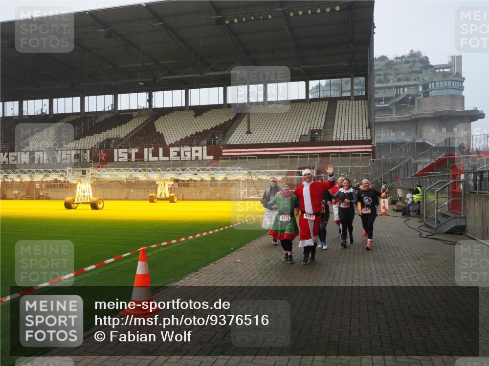 07.12.2025 - St. Pauli X-Mass-Run No. 15 Fabian Wolf http://msf.ph/oto/9376516 07.12.2025 10:05:39 Ziel 54, 123, 363, 385, 512, 945, 1215, 1222, 1316, 1374, 3231, 4552, 4555, 4556, 4558, 4559, 4560 meine-sportfotos.de