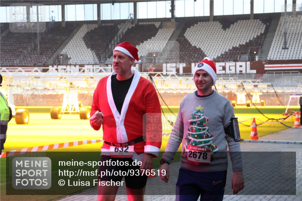 07.12.2025 - St. Pauli X-Mass-Run No. 15 Luisa Fischer http://msf.ph/oto/9376519 07.12.2025 09:58:33 Ziel 632, 15, 2678, 238, 261, 441, 1173, 1633, 1774, 2205, 2984, 3405, 3515, 4030, 4206 meine-sportfotos.de