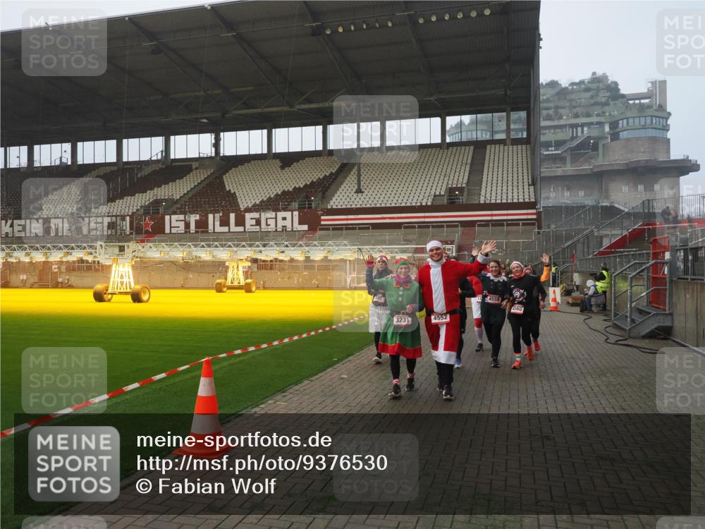 07.12.2025 - St. Pauli X-Mass-Run No. 15 Fabian Wolf http://msf.ph/oto/9376530 07.12.2025 10:05:39 Ziel 54, 123, 363, 385, 512, 945, 1215, 1222, 1316, 1374, 3231, 4552, 4555, 4556, 4558, 4559, 4560 meine-sportfotos.de