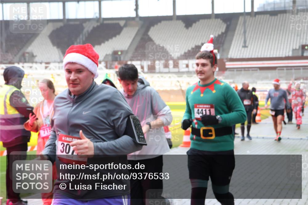 07.12.2025 - St. Pauli X-Mass-Run No. 15 Luisa Fischer http://msf.ph/oto/9376533 07.12.2025 10:23:31 Ziel 715, 307, 4411, 794, 1996, 2123, 2304, 2508, 2511, 2638, 3052, 3078, 3079, 3780, 4005, 4141, 4287, 4407, 4411, 4419, 4458, 4509, 4539 meine-sportfotos.de
