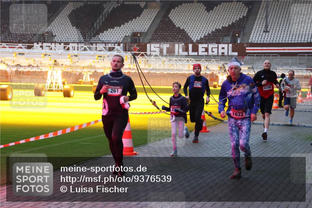 07.12.2025 - St. Pauli X-Mass-Run No. 15 Luisa Fischer http://msf.ph/oto/9376539 07.12.2025 09:58:39 Ziel 261, 23, 3515, 1633, 4206, 2205, 238, 261, 441, 483, 1173, 1603, 1633, 1774, 2205, 3405, 3515, 4030, 4031, 4206 meine-sportfotos.de