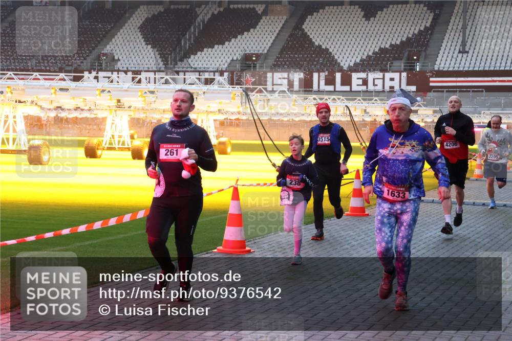 07.12.2025 - St. Pauli X-Mass-Run No. 15 Luisa Fischer http://msf.ph/oto/9376542 07.12.2025 09:58:39 Ziel 261, 3515, 238, 1633, 4206, 2205, 238, 261, 441, 483, 1173, 1603, 1633, 1774, 2205, 3405, 3515, 4030, 4031, 4206 meine-sportfotos.de