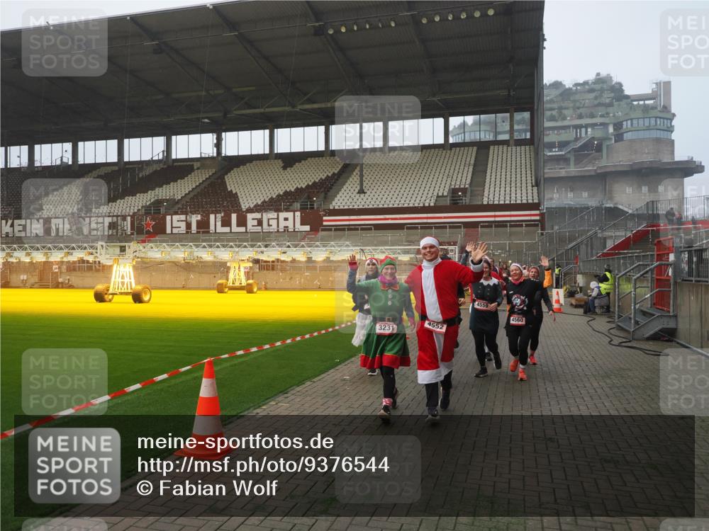 07.12.2025 - St. Pauli X-Mass-Run No. 15 Fabian Wolf http://msf.ph/oto/9376544 07.12.2025 10:05:40 Ziel 54, 123, 363, 385, 512, 945, 1215, 1222, 3231, 4552, 4555, 4556, 4558, 4559, 4560 meine-sportfotos.de