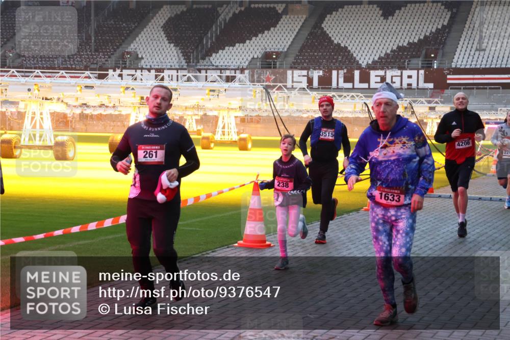 07.12.2025 - St. Pauli X-Mass-Run No. 15 Luisa Fischer http://msf.ph/oto/9376547 07.12.2025 09:58:39 Ziel 261, 238, 3515, 1633, 4206, 220, 238, 261, 441, 483, 1173, 1603, 1633, 1774, 2205, 3405, 3515, 4030, 4031, 4206 meine-sportfotos.de