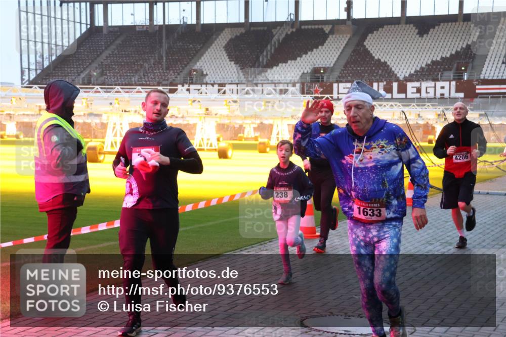 07.12.2025 - St. Pauli X-Mass-Run No. 15 Luisa Fischer http://msf.ph/oto/9376553 07.12.2025 09:58:40 Ziel 238, 15, 1633, 4206, 238, 261, 441, 483, 1173, 1603, 1633, 1774, 2205, 3405, 3515, 4030, 4031, 4206 meine-sportfotos.de