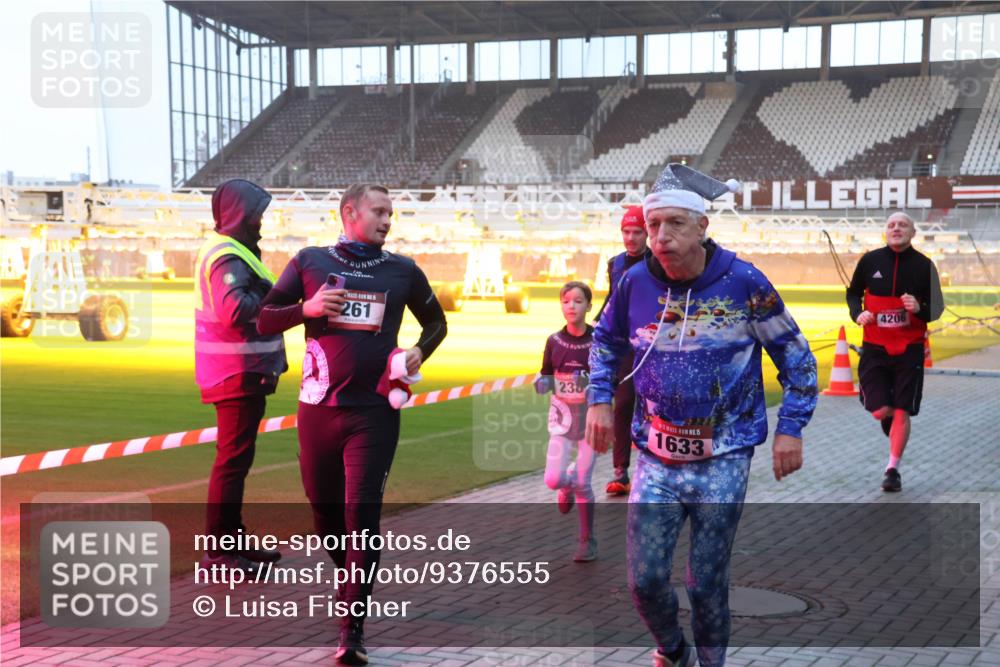 07.12.2025 - St. Pauli X-Mass-Run No. 15 Luisa Fischer http://msf.ph/oto/9376555 07.12.2025 09:58:40 Ziel 261, 238, 1633, 4206, 238, 261, 441, 483, 1173, 1603, 1633, 1774, 2205, 3405, 3515, 4030, 4031, 4206 meine-sportfotos.de
