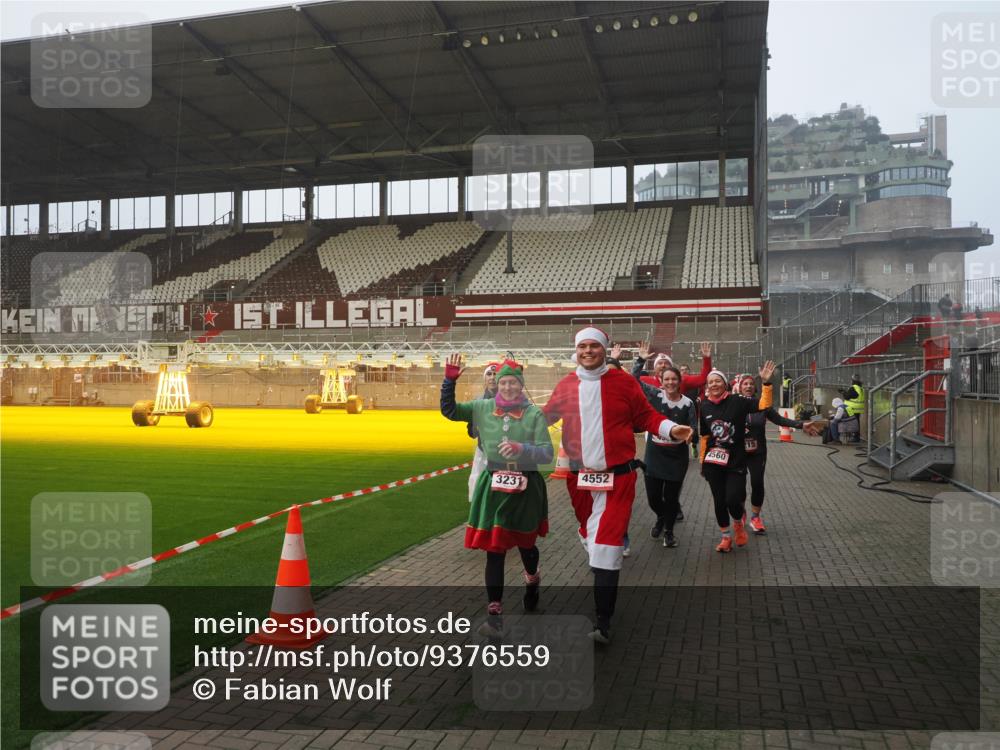 07.12.2025 - St. Pauli X-Mass-Run No. 15 Fabian Wolf http://msf.ph/oto/9376559 07.12.2025 10:05:40 Ziel 54, 123, 363, 385, 512, 945, 1215, 1222, 3231, 4552, 4555, 4556, 4558, 4559, 4560 meine-sportfotos.de