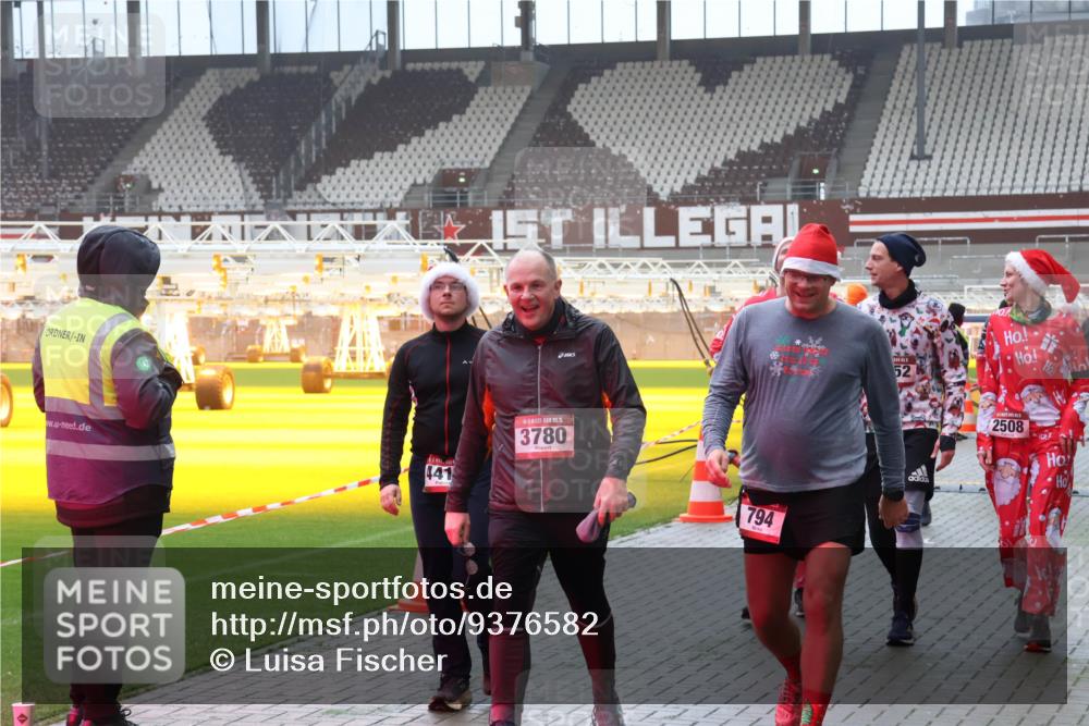 07.12.2025 - St. Pauli X-Mass-Run No. 15 Luisa Fischer http://msf.ph/oto/9376582 07.12.2025 10:23:40 Ziel 441, 5, 3780, 794, 52, 10, 2508, 638, 794, 1996, 2123, 2304, 2508, 2511, 2638, 3052, 3078, 3079, 3780, 4005, 4141, 4145, 4287, 4407, 4411, 4458, 4549 meine-sportfotos.de