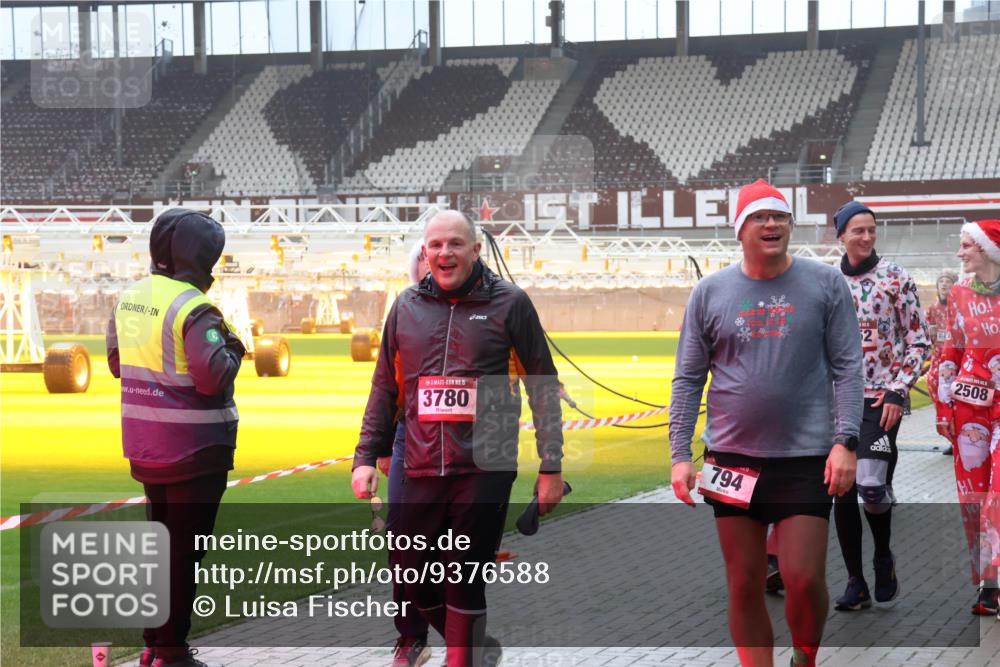 07.12.2025 - St. Pauli X-Mass-Run No. 15 Luisa Fischer http://msf.ph/oto/9376588 07.12.2025 10:23:40 Ziel 15, 3780, 794, 2, 2508, 638, 794, 1996, 2123, 2304, 2508, 2511, 2638, 3052, 3078, 3079, 3780, 4005, 4141, 4145, 4287, 4407, 4411, 4458, 4549 meine-sportfotos.de