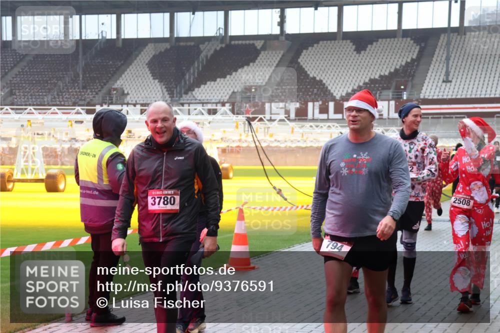 07.12.2025 - St. Pauli X-Mass-Run No. 15 Luisa Fischer http://msf.ph/oto/9376591 07.12.2025 10:23:41 Ziel 15, 3780, 794, 2508, 638, 794, 1996, 2123, 2304, 2508, 2511, 2638, 3052, 3078, 3079, 3644, 3649, 3780, 4005, 4141, 4145, 4287, 4407, 4411, 4458, 4549 meine-sportfotos.de